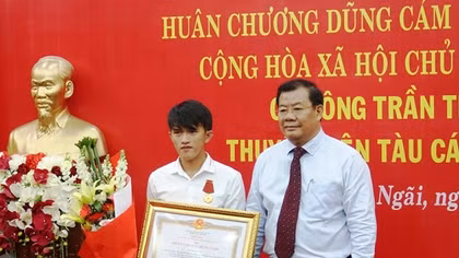 Trao Huân chương Dũng cảm cho ngư dân Trần Thanh Ron
