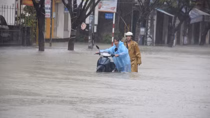 Vượt qua dòng nước lũ, một người phụ nữ bị nước cuốn trôi