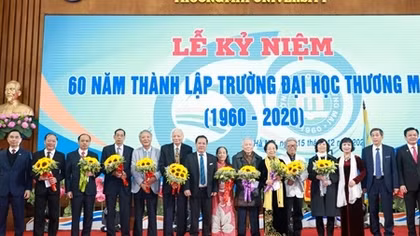 Trường Đại học Thương mại đón Cờ thi đua của Chính phủ