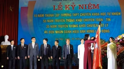 Trường THPT chuyên Khoa học Tự nhiên đón danh hiệu Anh hùng Lao động