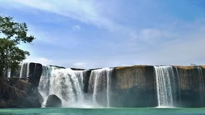 Đi chơi thác, du khách người Nga bị nước cuốn 
