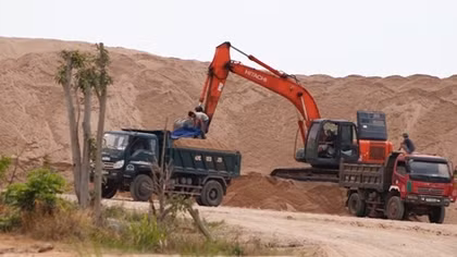 Bãi tập kết cát trái phép tồn tại gần 2 năm, chính quyền nói không biết