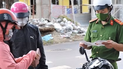 Đủ loại lý do ra đường trong ngày giãn cách xã hội