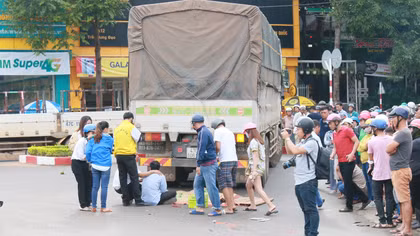 Một phụ nữ tử vong khi va chạm với xe tải