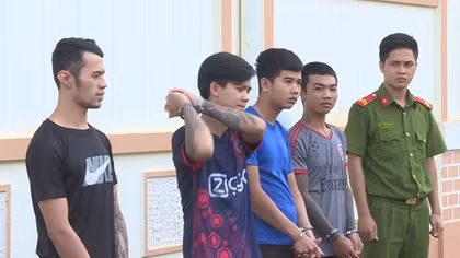 Mâu thuẫn với phục vụ, bị chém trọng thương