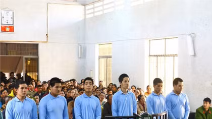 Chở bạn gái đến chòi rẫy nhậu rồi thay nhau giở trò đồi bại
