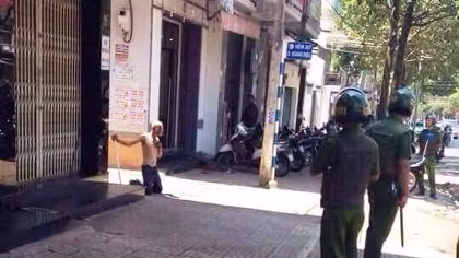 Lên cơn ngáo đá, người đàn ông dùng vật nhọn đòi tự tử