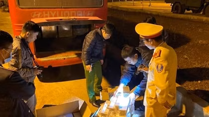Xe khách không chở khách để chở... thuốc lá lậu