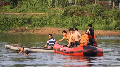 Đưa nhau đi bơi, hai bố con chết đuối thương tâm