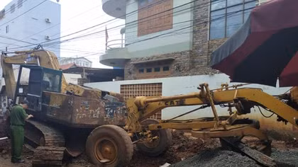 Đang kiểm tra ống nước, một Trung tá bị xe san đất cán tử vong