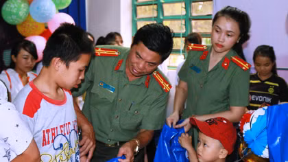Mang trung thu đến sớm với trẻ em mồ côi Đắk Lắk