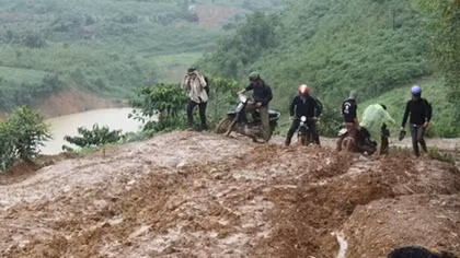 Thầy cô vùng cao vượt đường bùn lầy tới khai giảng năm học mới