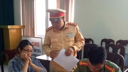 Vi phạm giao thông còn quay clip đưa lên mạng nói xấu CSGT