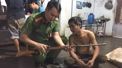 Phát hiện "xưởng" sửa chữa vũ khí nóng tại gia