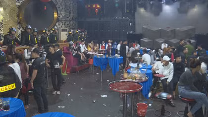 Đột kích 2 quán bar lúc rạng sáng, gần 40 thanh niên đang phê ma túy