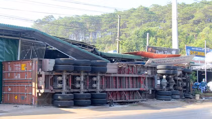 Xe Container tông xe máy, 3 người trong gia đình thương vong