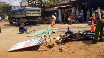 Vượt xe tải chở cát, thanh niên đi xe máy bị cán tử vong