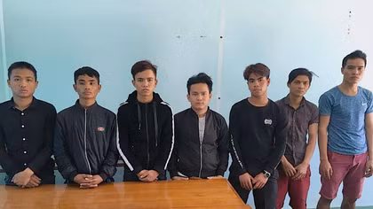 Đang ngồi uống rượu, bị chém tử vong