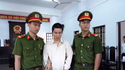 Nghi ngờ vợ cũ có tình nhân, dùng dao sát hại rồi tự sát bất thành