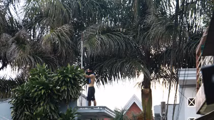 Lên cơn ngáo đá, nam thanh niên cầm dao “cố thủ” trên nóc nhà
