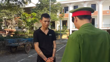 Bị phát hiện vận chuyển pháo lậu, dùng hung khí đánh Cảnh sát bị thương
