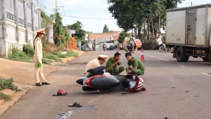 Tránh ô tô, hai xe máy đối đầu khiến hai người thương vong