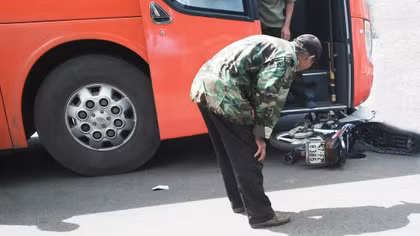 Xe máy bị "dính chặt" vào xe khách, một người nguy kịch
