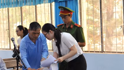 Vụ ông chủ hiếp dâm cô gái khuyết tật: Hoãn phiên toà để triệu tập vợ con bị cáo