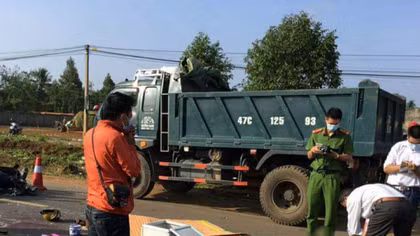 Tông vào chó ngã ra đường, hai vợ chồng bị xe tải cán chết thảm