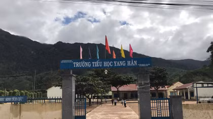 Tạm đình chỉ Hiệu trưởng tự ý chia tiền hỗ trợ học sinh nghèo