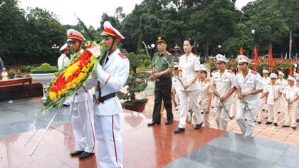 Đoàn Thanh niên Công an Đắk Lắk báo công dâng Bác
