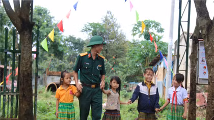 Hàng nghìn học sinh vùng rốn lũ nô nức đến trường