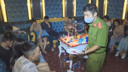 Hơn 40 đối tượng phê ma túy trong quán karaoke lúc rạng sáng