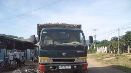 Bà bầu nhập viện vì "va" phải xe chở khoai mì