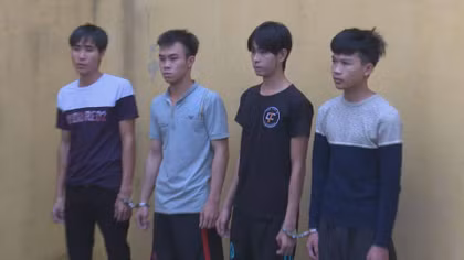 Nhóm thanh niên dùng bình hơi cay chặn đường phụ nữ rồi cướp