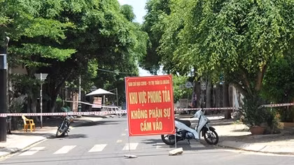 Phong toả hàng nghìn người dân liên quan đến ca mắc COVID-19