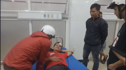 Đang ăn nhậu, bị dí súng vào đầu 