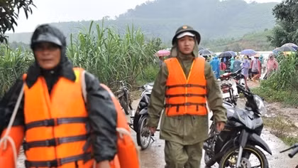 Nước lũ hồ thủy lợi dâng cao, di dời hàng trăm hộ dân trong đêm