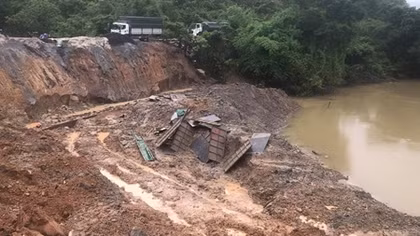 Sạt lở nghiêm trọng đường ven sông Krông Nô