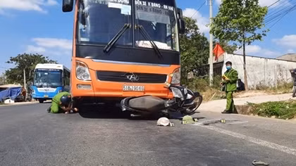 Xe khách tông xe máy, 2 người thương vong