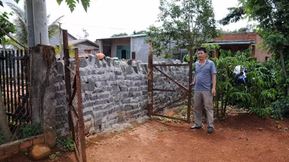 Bị cả xóm xây tường chắn lối đi chỉ vì chưa đóng tiền làm đường