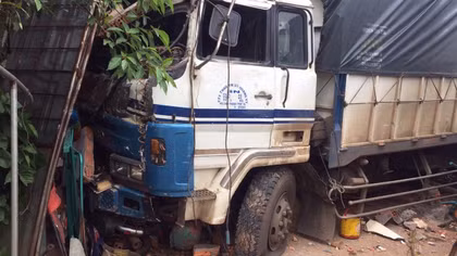 Xe tải mất lái đâm sập nhà dân, tài xế và phụ xe thoát nạn trong gang tấc