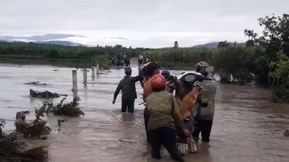Thầy cô liều mình vượt lũ dữ đến ngôi trường mang tên Anh hùng Núp