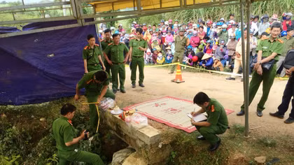 Thi thể người phụ nữ quấn trong bạt, giấu ở miệng cống
