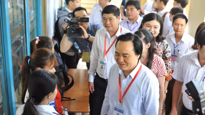 Bộ trưởng Phùng Xuân Nhạ kiểm tra công tác thi THPT quốc gia tại cụm thi Đắk Lắk.