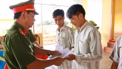 Phạm nhân vỡ òa niềm vui trong ngày đặc xá