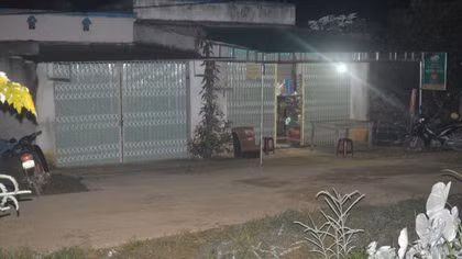Đang ngồi chơi, bỗng nhiên bị chém