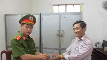 Làm rõ vụ trộm, trao trả lại 62 triệu đồng cho tài xế