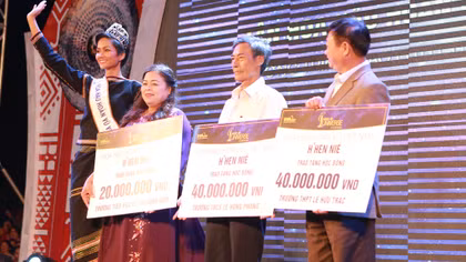 Hoa hậu H’Hen Niê trao trao học bổng cho học sinh nghèo tại quê nhà