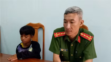 Công an điều xe chở bé trai 13 tuổi đi lạc về nhà